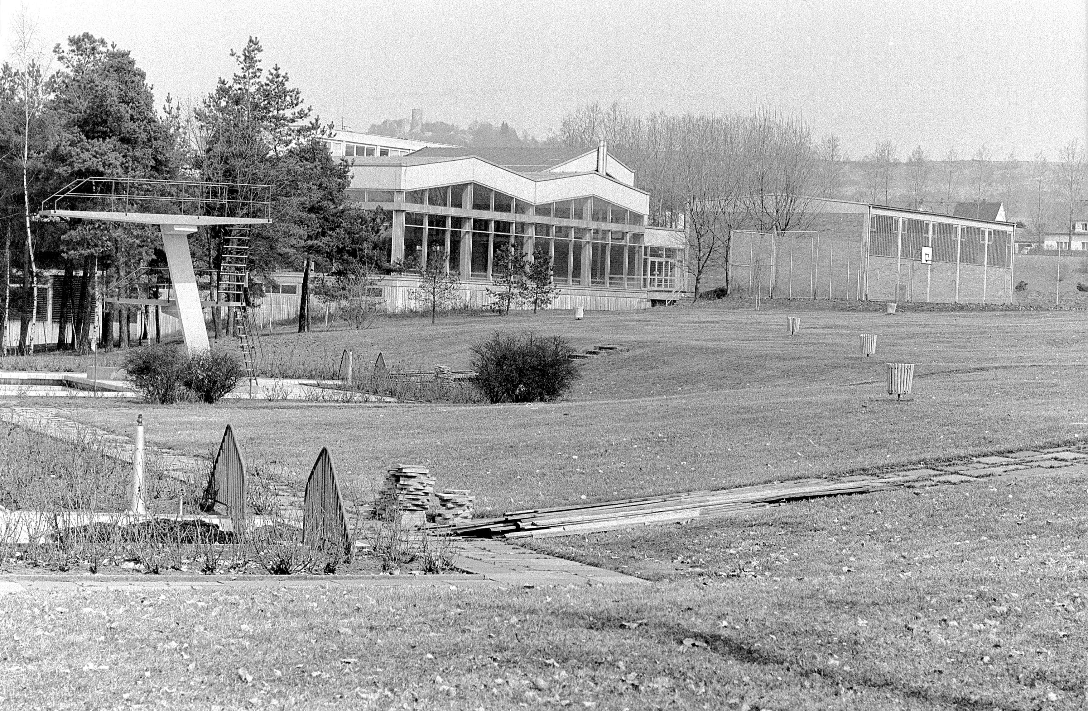 055 Freibad mit Blick auf Hallenbad, Turnhalle Knabenrealsch